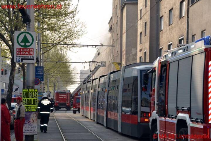 BF Wien: Zimmerbrand mit Menschenrettung