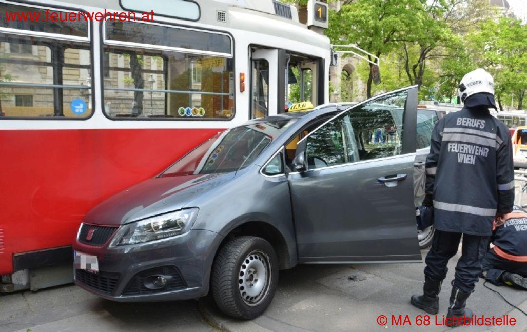 BF Wien: Pkw gegen Straßenbahn