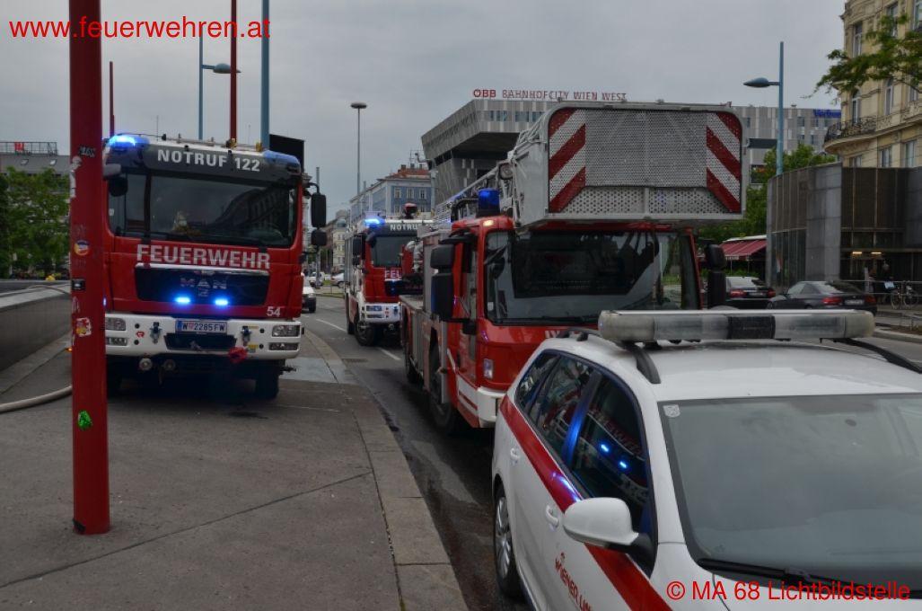 BF Wien: Rauchentwicklung in U-Bahn-Passage