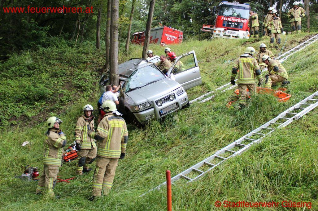 Stadtfeuerwehr Güssing: Verkehrsunfall mit eingeklemmter Person Bergstraße
