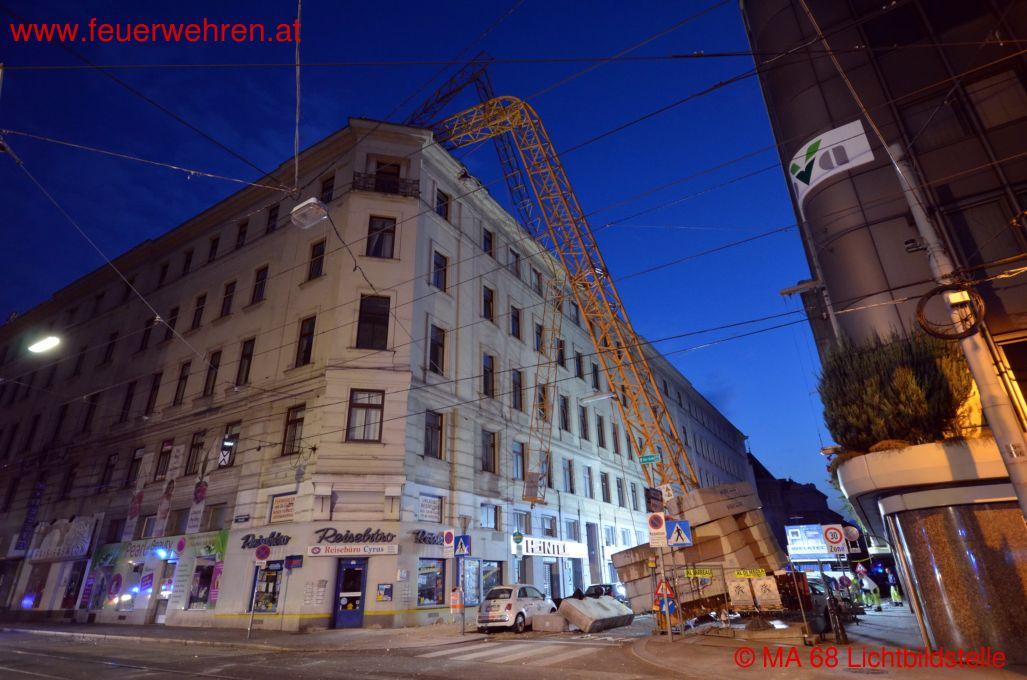 BF Wien: Umgestürzter Turmdrehkran in Wien Josefstadt