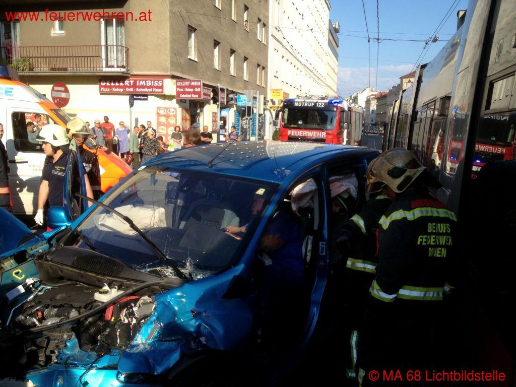 BF Wien: Verkehrsunfall mit eingeklemmter Person