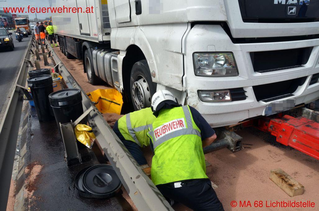 BF Wien: LKW streift Leitschiene