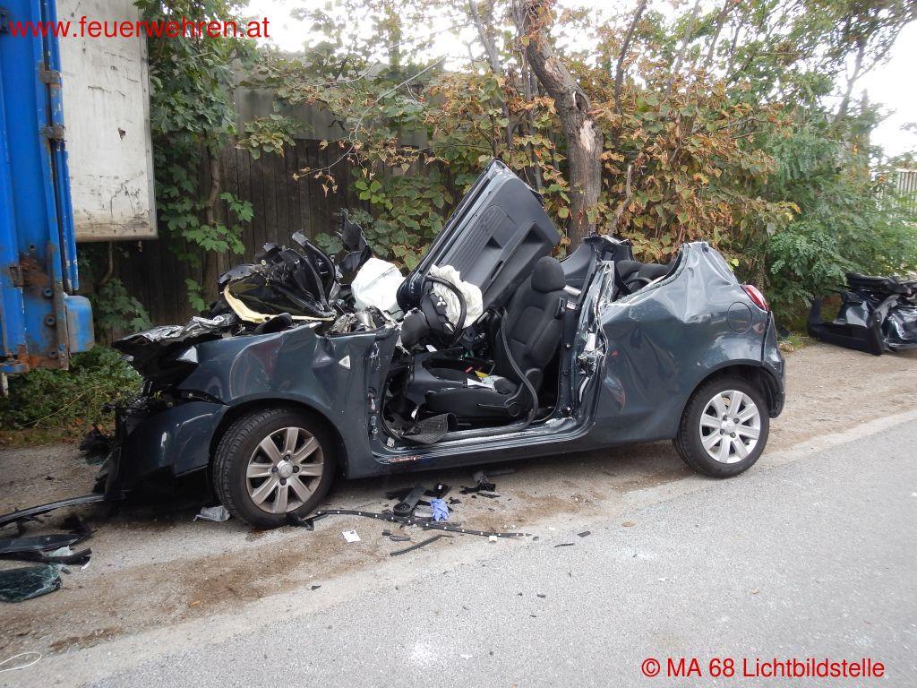 BF Wien: Verkehrsunfall mit eingeklemmter Person