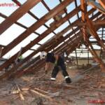 BF Wien: Explosion deckt Dach eines Wohnhauses ab