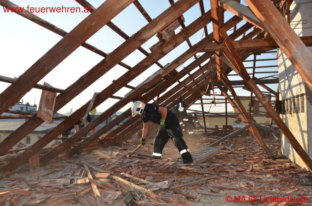 BF Wien: Explosion deckt Dach eines Wohnhauses ab