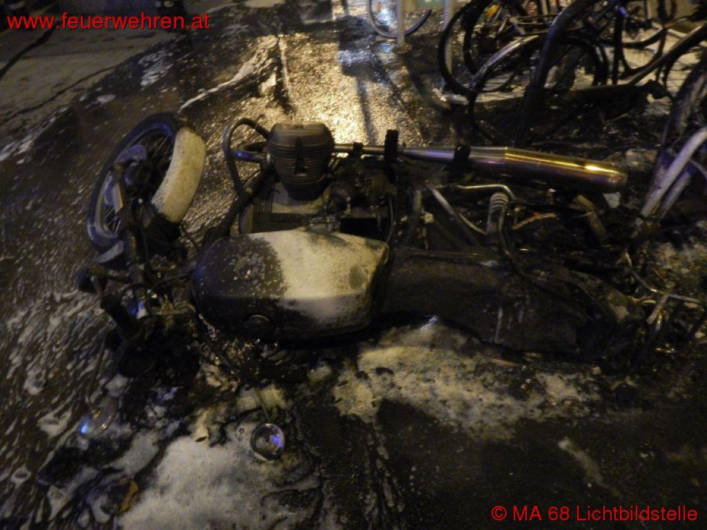 BF Wien: Motorrad fängt nach Zusammenstoß Feuer
