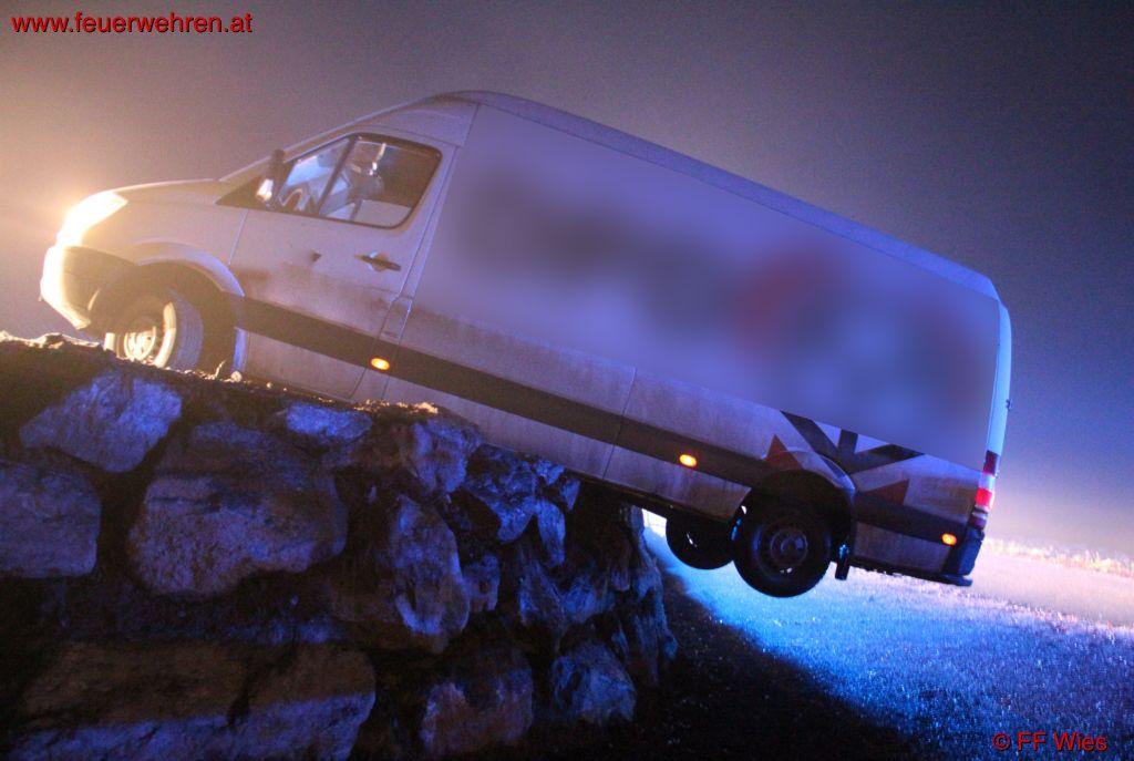 BFVDL: Kleintransporter droht abzustürzen