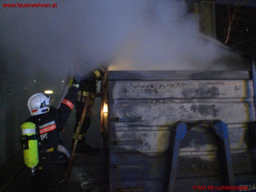 BF Wien: Containerbrand in Wien 14