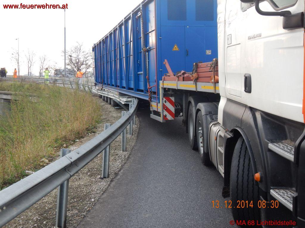 BF Wien: Sondertransport steckt auf Abfahrt fest