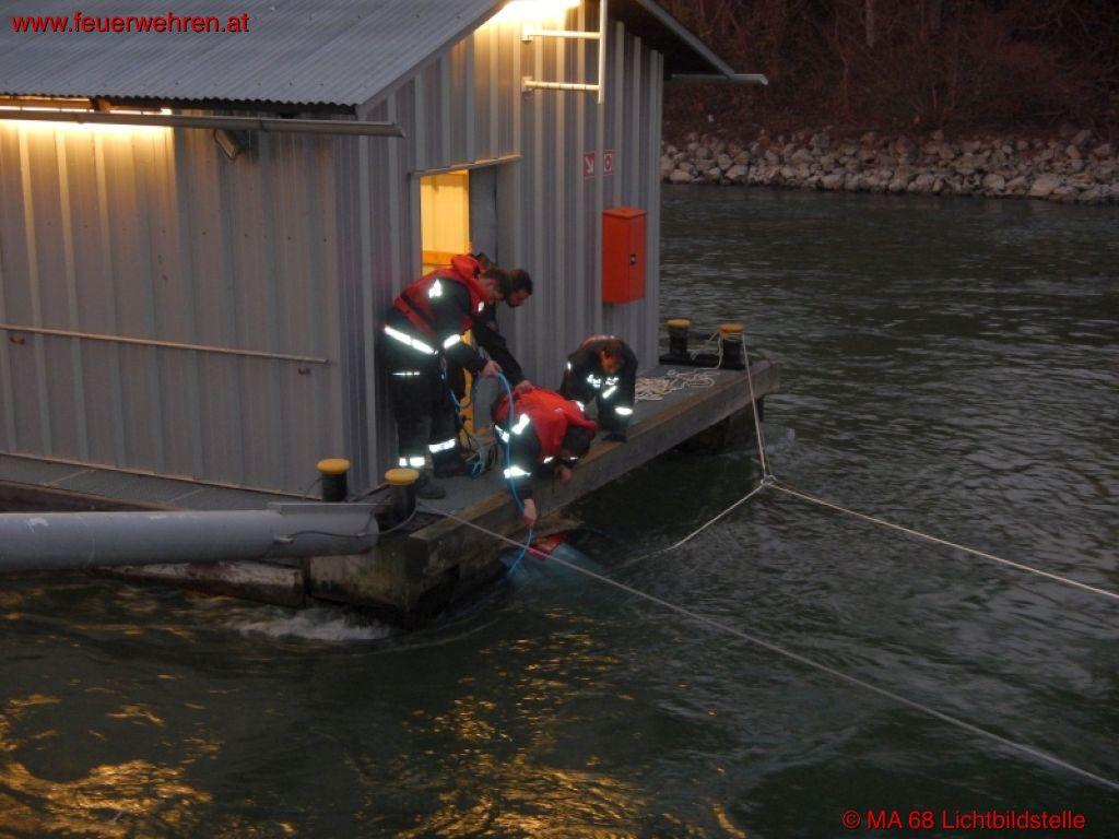 BF Wien: Einsatztaucher bergen Pkw aus Donaukanal
