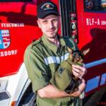 FF Ohlsdorf: Eine Dienstuniform für den kleinsten „Feuerwehrhund“