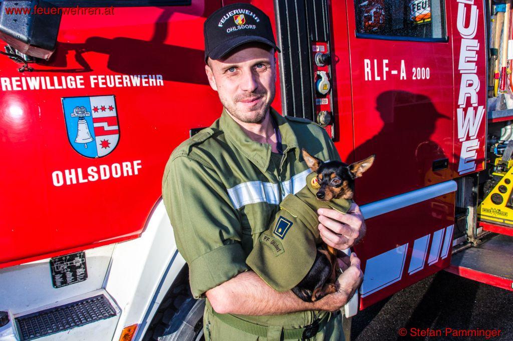 FF Ohlsdorf: Eine Dienstuniform für den kleinsten „Feuerwehrhund“