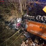 FF Ohlsdorf: Lkw stürzte von der Brücke in die Traun – Großeinsatz