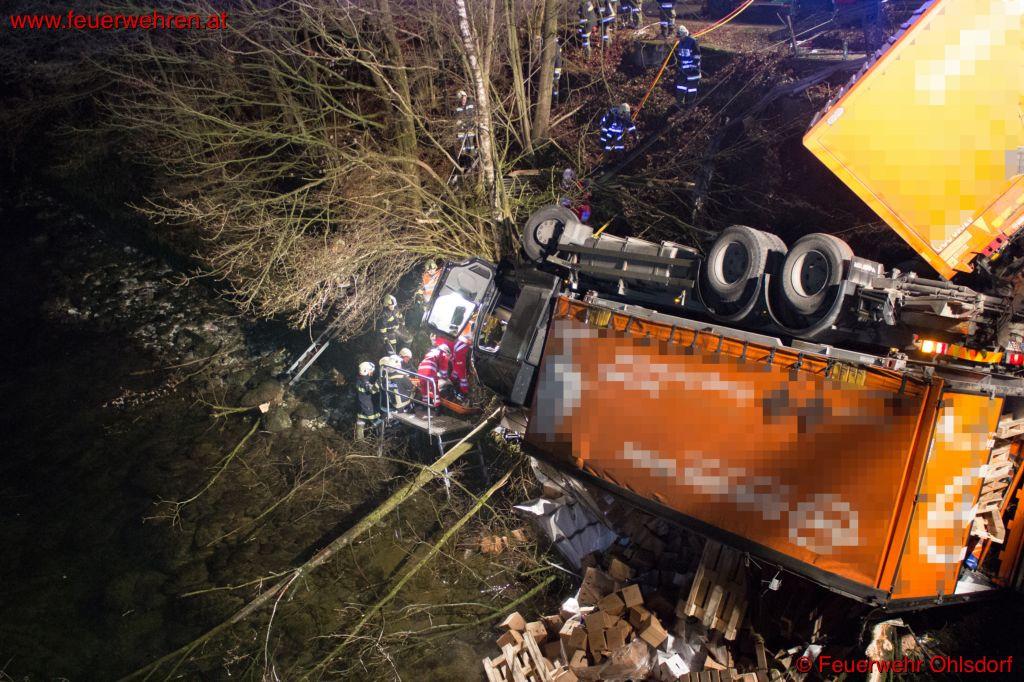 FF Ohlsdorf: Lkw stürzte von der Brücke in die Traun – Großeinsatz