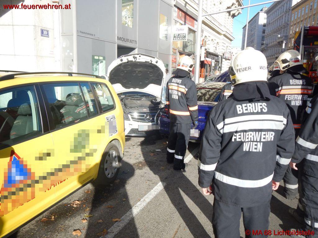 BF Wien: PKW prallt gegen geparkten PKW