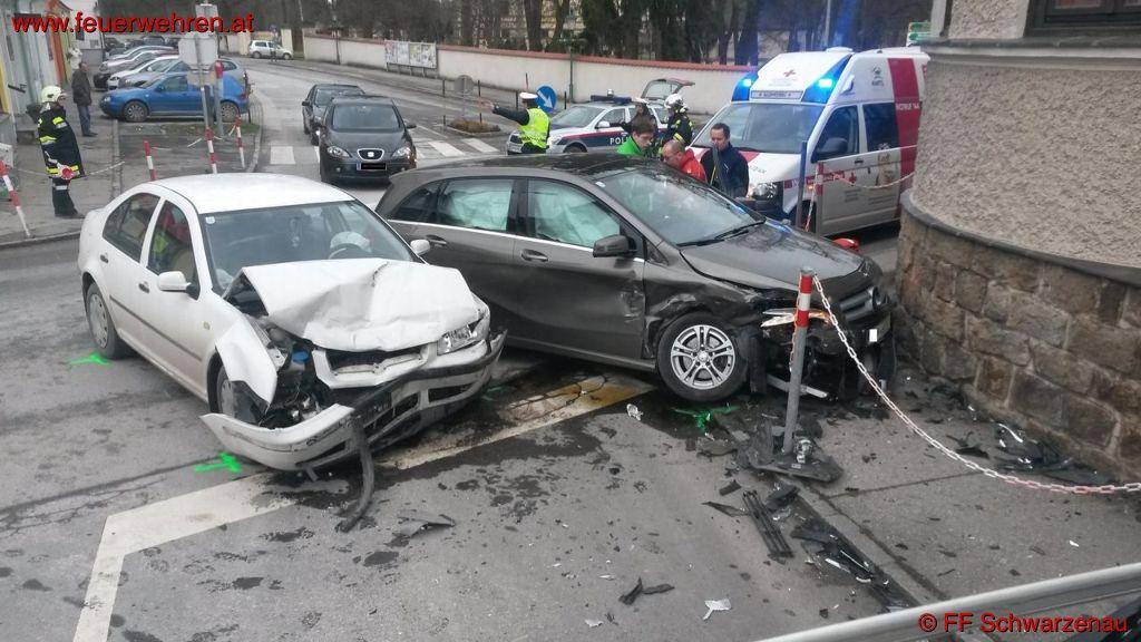 FF Schwarzenau: Zwei Verletzte nach Verkehrsunfall