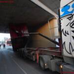 BF Wien: Lkw bleibt bei Unterführung hängen