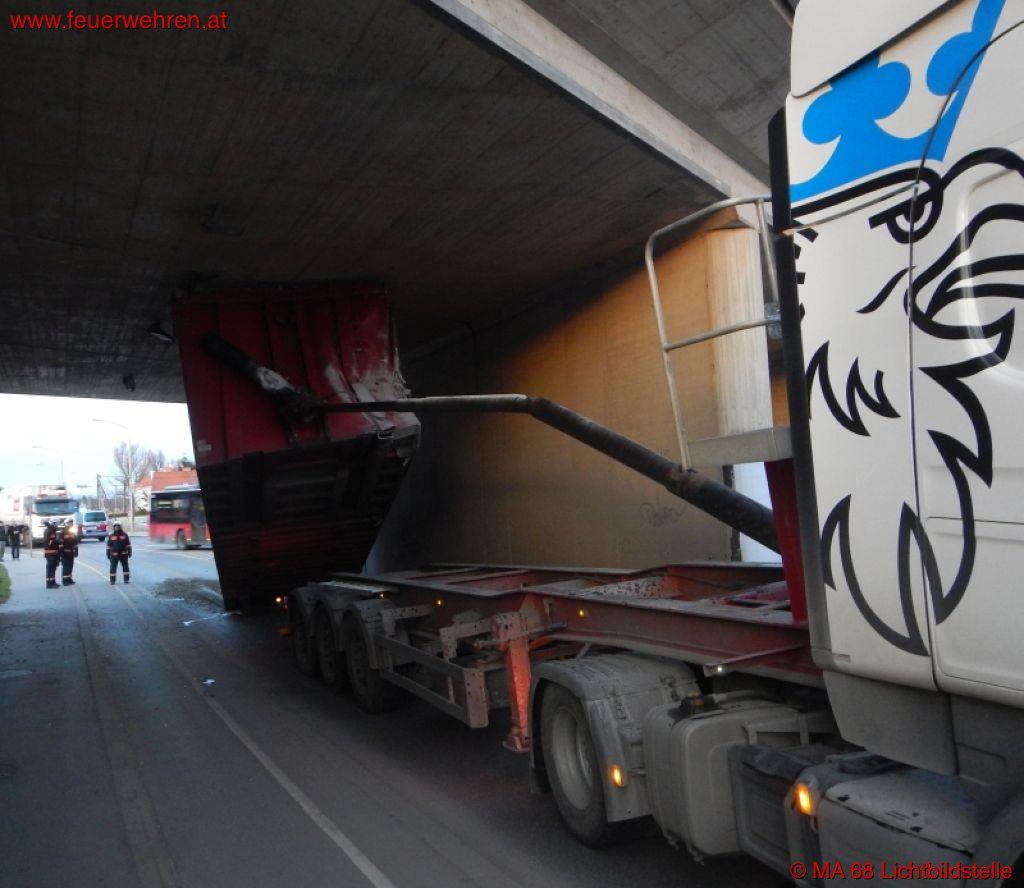 BF Wien: Lkw bleibt bei Unterführung hängen