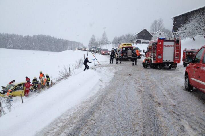 BFV Liezen: Dauereinsatz  durch Verkehrsunfälle auf Schneefahrbahn