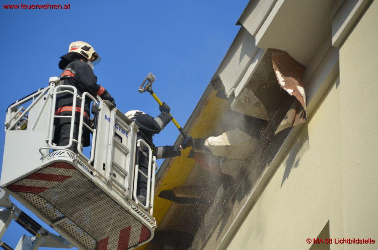 BF Wien: Krönungsgesims stürzt auf Gehsteig