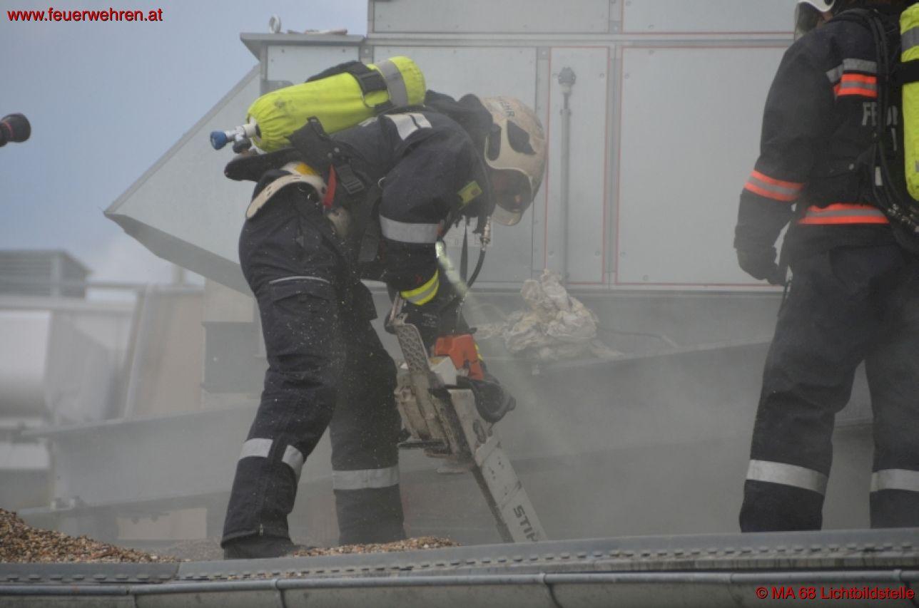 BF Wien: Entstehungsbrand am Dach eines Kaufhauses