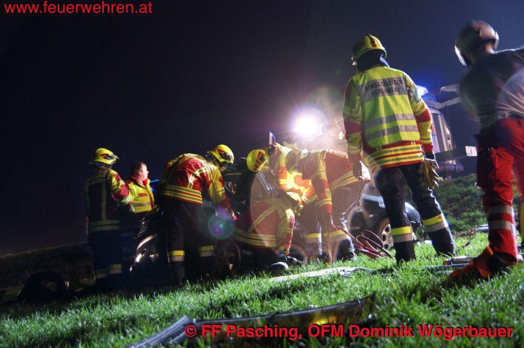 FF Pasching: PKW-Lenkerin nach schwerem Verkehrsunfall von der Feuerwehr befreit