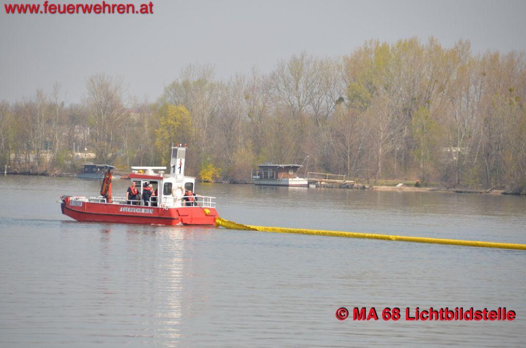 BF Wien: Ölfilm treibt auf Donau
