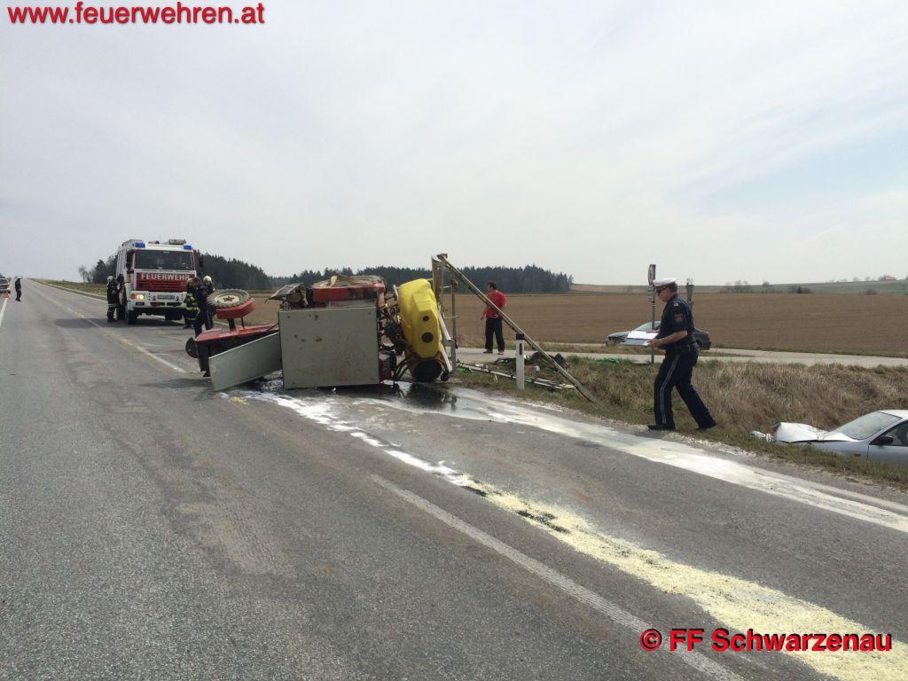 FF Schwarzenau: Verkehrsunfall Traktor gegen PKW