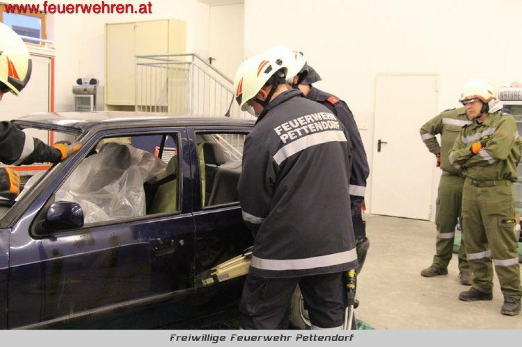 FF Pettendorf: Menschenrettung aus einem KFZ