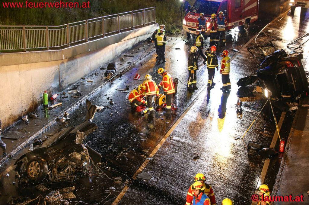FF Pasching: Auto in zwei Teile gerissen