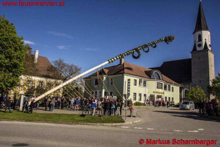 FF Ohlsdorf: Ein Hoch dem 1. Mai – FF Ohlsdorf spendete den Baum 2015