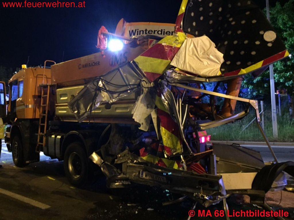 BF Wien: Lkw rammt Fahrzeug des Straßendienstes