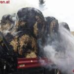 FF Ohlsdorf: Lkw mit Strohballen stand in Flammen