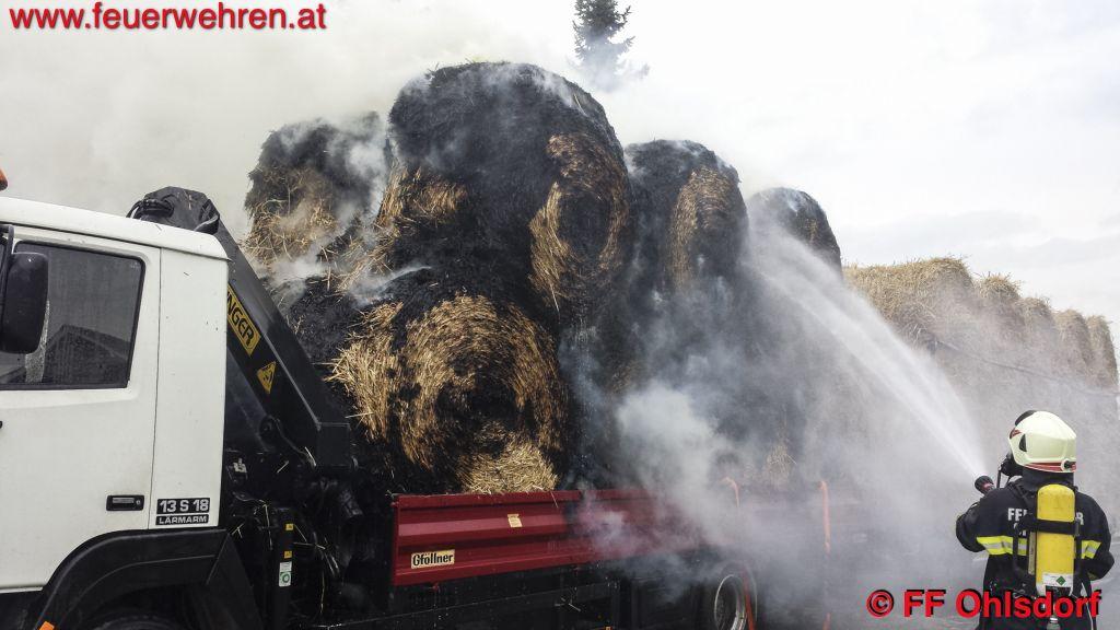 FF Ohlsdorf: Lkw mit Strohballen stand in Flammen