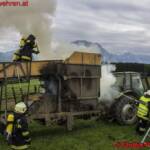 FF Ohlsdorf: Stroheinbringmaschine geriet auf Erdbeerfeld in Brand