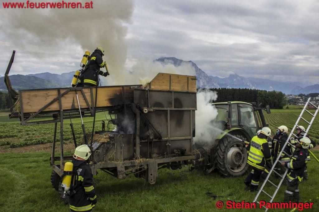 FF Ohlsdorf: Stroheinbringmaschine geriet auf Erdbeerfeld in Brand