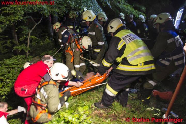 FF Ohlsdorf: Person 15 Meter am Traunreiterweg abgestürzt