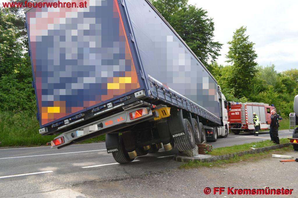FF Kremsmünster: LKW-Bergung Schlierbacher Landesstraße