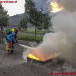 FF Hinterstoder: Gemeindemitarbeiter im Umgang mit Handfeuerlöschern geschult