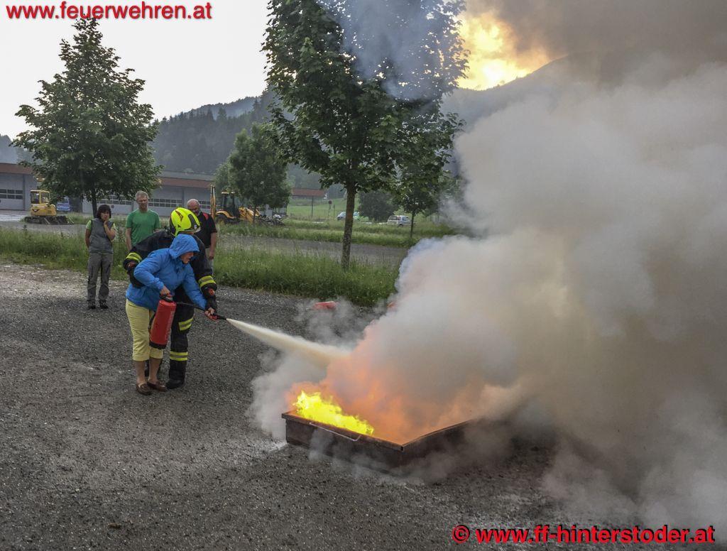 FF Hinterstoder: Gemeindemitarbeiter im Umgang mit Handfeuerlöschern geschult