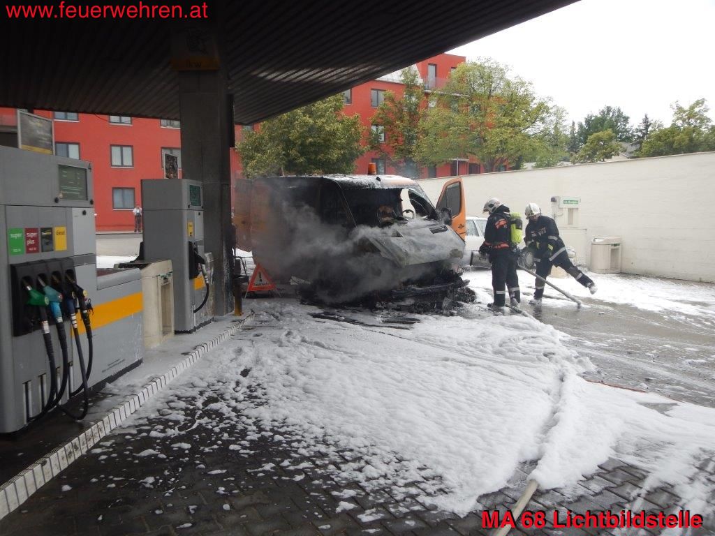 BF Wien: Fahrzeugbrand in einer Tankstelle