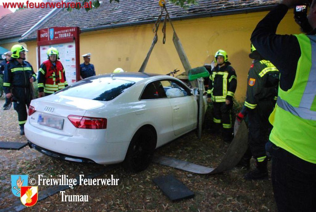 FF Trumau: PKW durchbrach Hausmauer