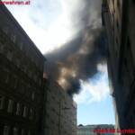 BF Wien: Behälterzerknall während Löscharbeiten bei Dachbrand