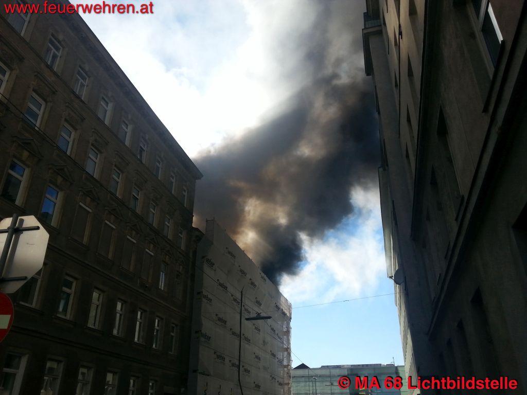 BF Wien: Behälterzerknall während Löscharbeiten bei Dachbrand