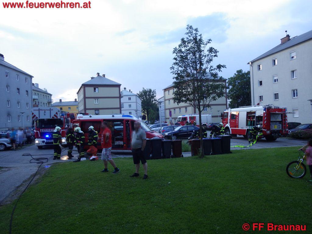FF Braunau: Schlafenden Mann aus verrauchter Wohnung gerettet