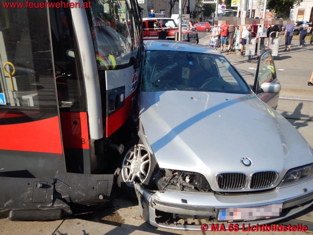 BF Wien: PKW kollidiert mit Straßenbahn