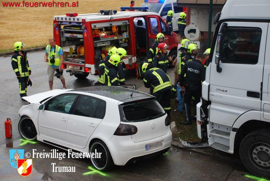 FF Trumau: Menschenrettung mit einer eingeklemmten Person