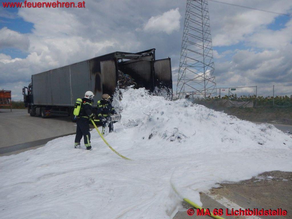 BF Wien: Brennender LKW-Auflieger
