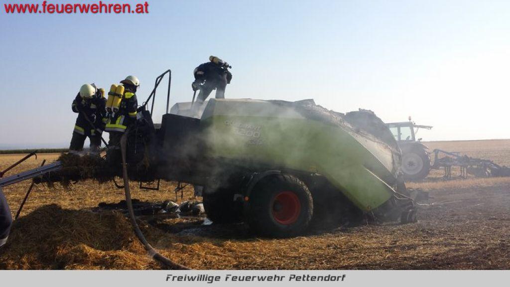 FF Pettendorf: Fahrzeugbrand ( Strohpresse )